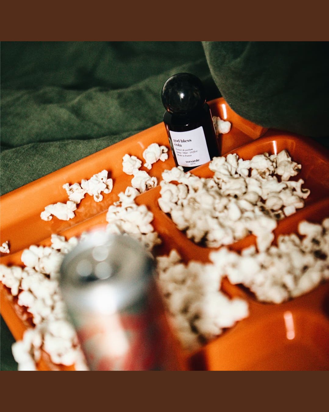 God Bless Cola – Versatile Paris – Bubblande cola, smöriga popcorn och jordnötssmör | FABLAB - FABLAB AB