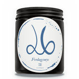 Fredagsmys doftljus från FABLAB i matt svart glas med vit etikett, 270 ml sojavax